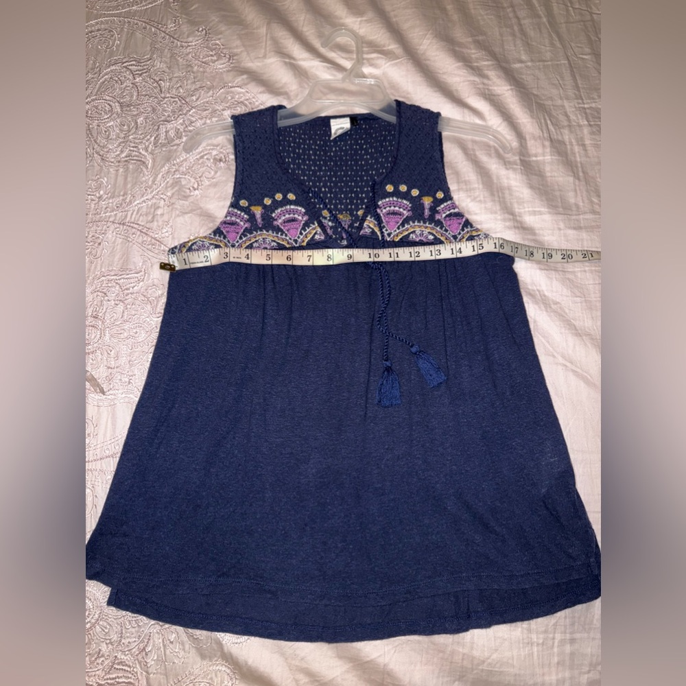 Akemi + Kin Embroidered Navy Sleeveless Blouse Size XS - Picture 7 of 8